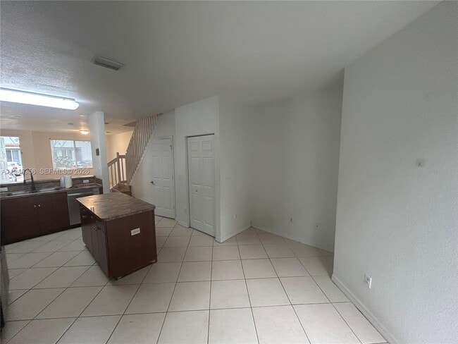 Building Photo - 1916 Alamanda Way