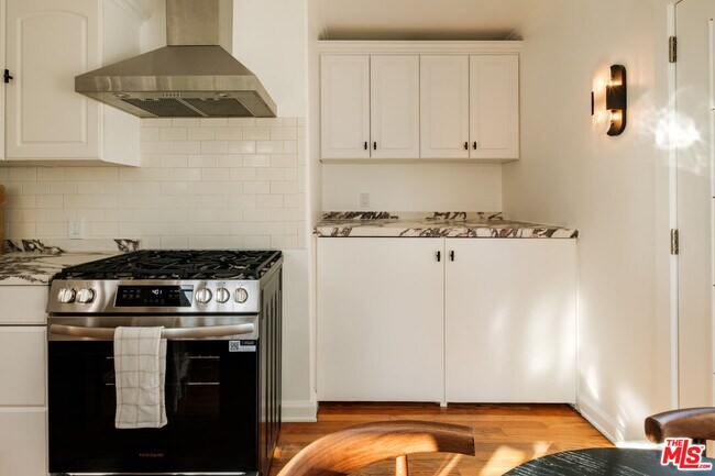 Building Photo - 866 N Doheny Dr