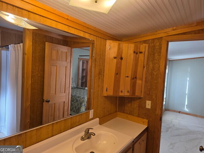 Building Photo - 2832 N Holcomb Dr