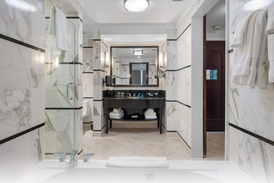 Building Photo - 4391 Collins Ave