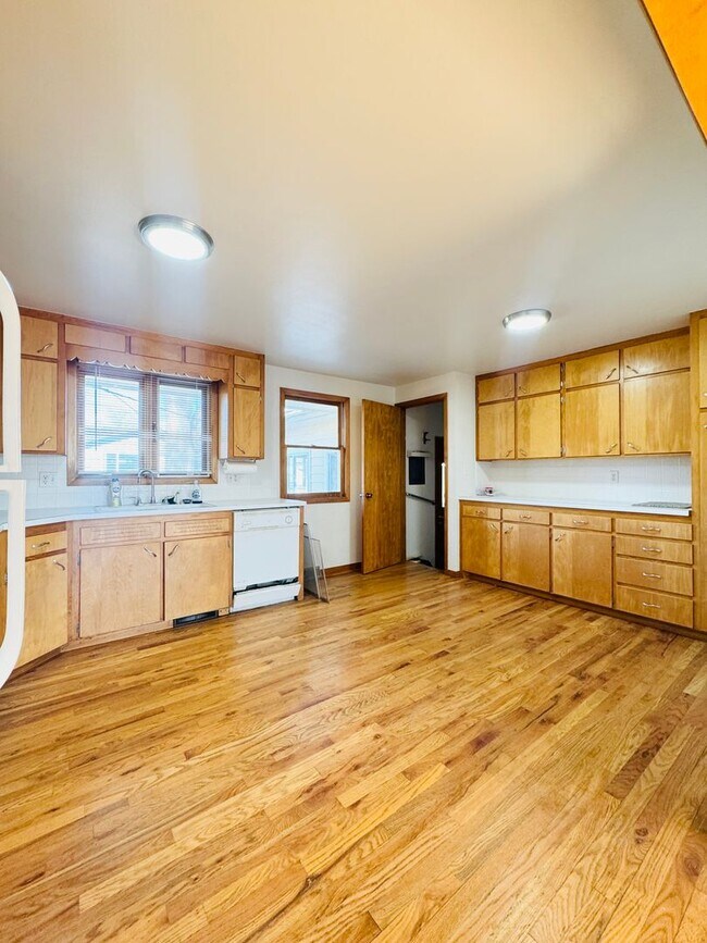 Building Photo - 5 bed 2 bath ranch with finished basement in Loveland