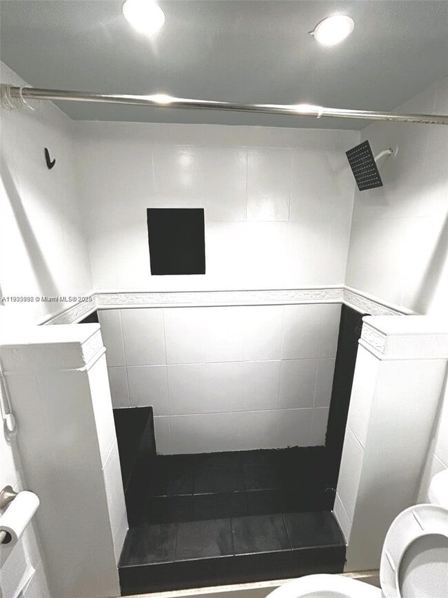 Building Photo - 1441 Lincoln Rd