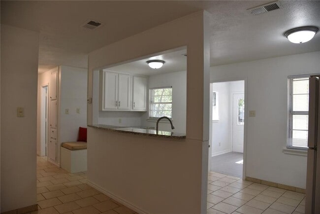 Building Photo - 3 Bedroom, 1 bath in Decatur TX