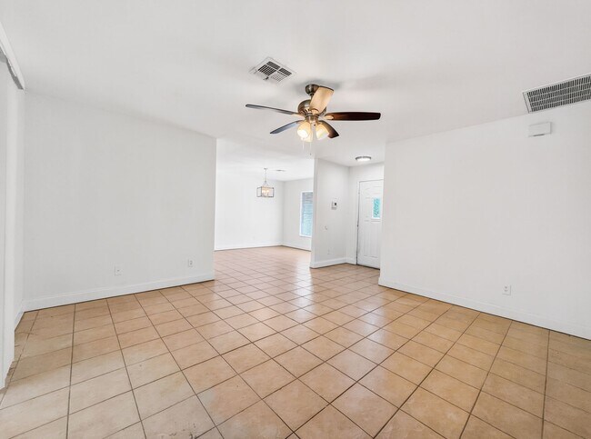 Building Photo - Annual rental offering privacy and space on 1.14 acres in Naples!