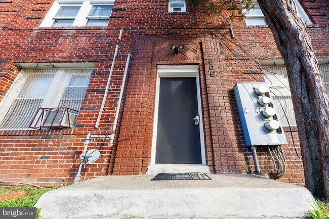 Building Photo - 905 19th St NE