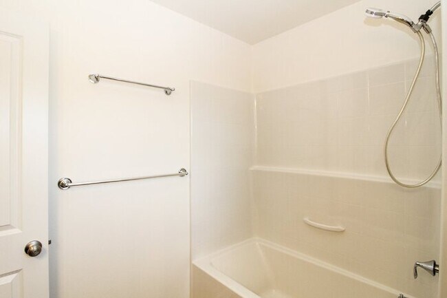 Building Photo - Spacious Rental! 3bed 3bath 2039sf 2 Car Garage A/C + Bonus Room