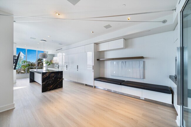 Building Photo - 5959 Collins Ave