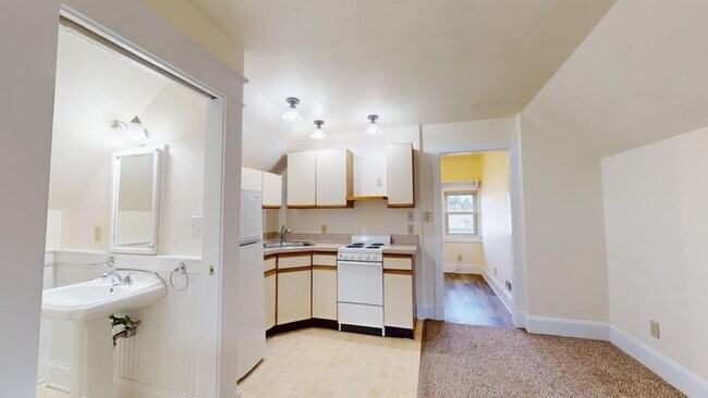 Building Photo - SPACIOUS Single Family House AVAILABLE Fal...