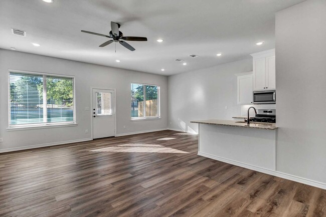 Building Photo - 2408 Henshaw Crk Dr