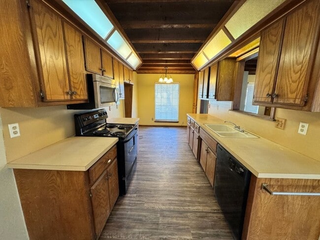 Building Photo - New Luxury viny Plank and paint. 3 bedroom + loft home for lease in Moore!  2 baths, 2 car garage...