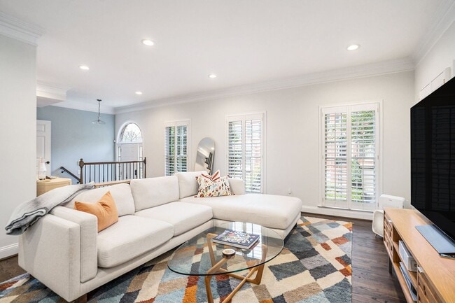 Building Photo - Luxury Townhome Where Midtown Meets Buckhead
