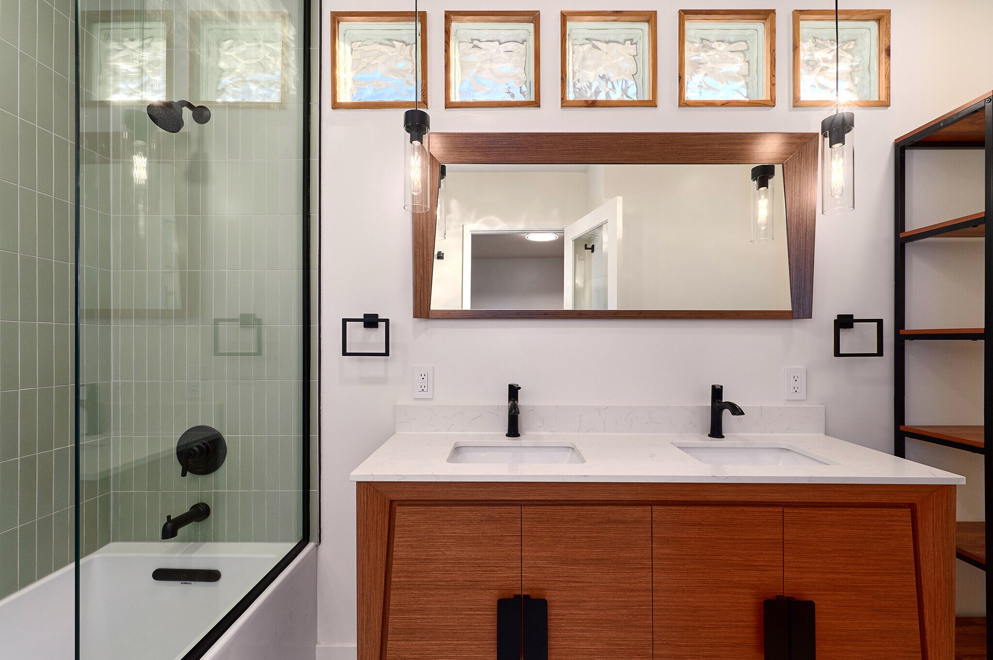 Primary Ensuite Bathroom - 1938 Clinton St