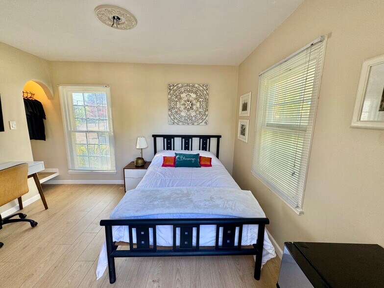 Building Photo - 10443 Califa St