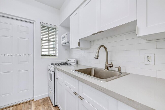 Building Photo - 635 8th St