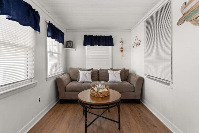 Building Photo - 12 Harris Ave