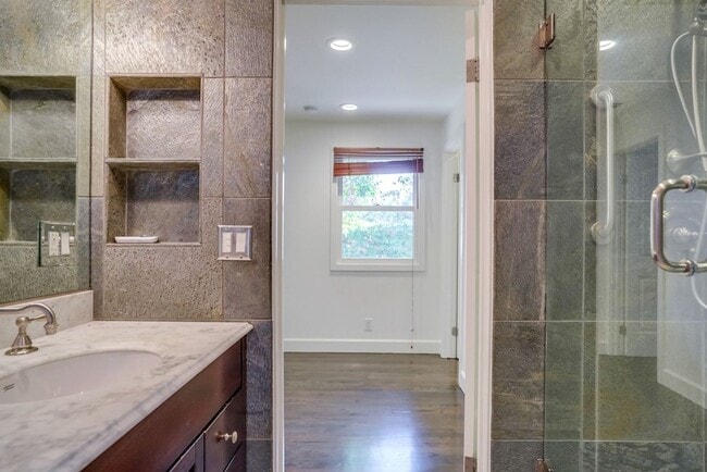 Building Photo - Beautiful 4 Bed/4 Bath Family Home w/pool Available Now!!