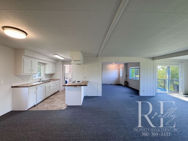 Building Photo - Coastal 3-Bed Home with Stunning Puget Sou...