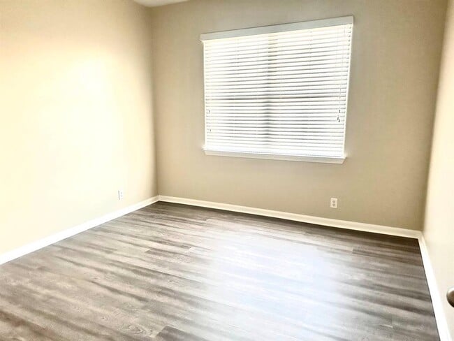 Building Photo - 2404 Allred Dr