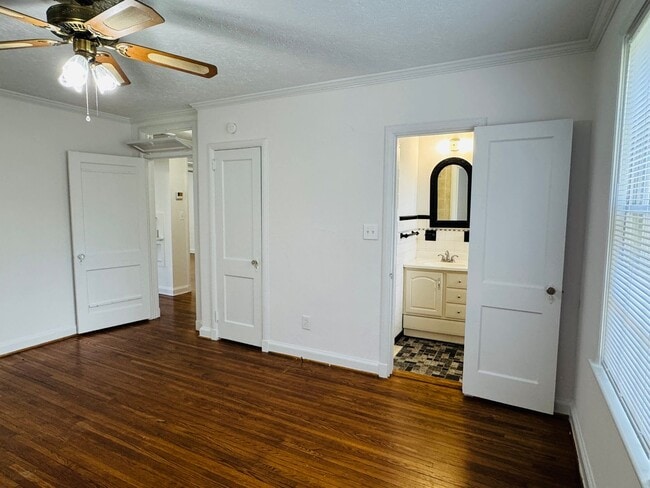 Building Photo - 4-Bedroom just perfect for your family