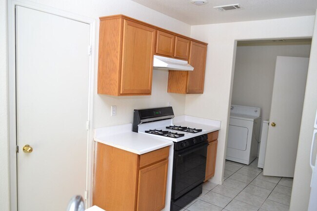 Building Photo - SW - ROOMY 3 BEDROOM 2.5 BATH TOWNHOME - 8...