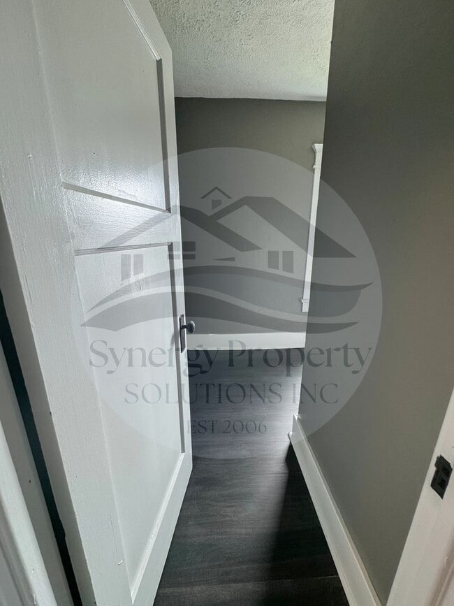 Building Photo - Crestline Home Available Now