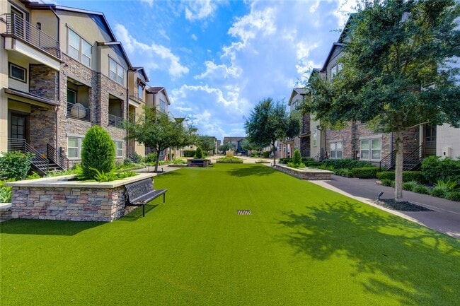 Building Photo - 2661 Fountain Key Blvd