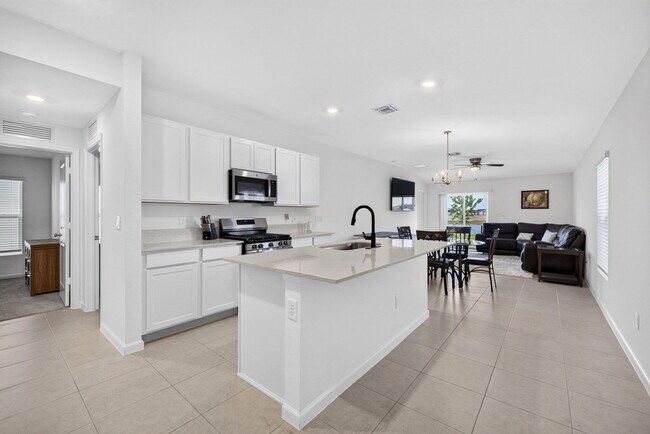 Building Photo - 5876 NW Sweetwood Dr