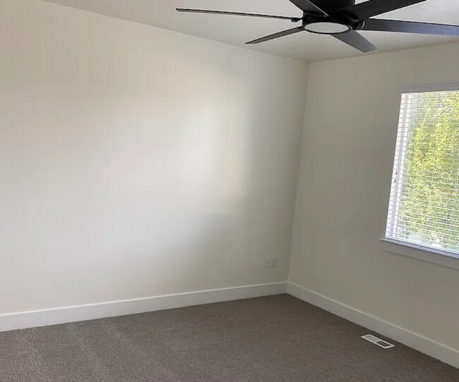Building Photo - For Rent in Pleasant Grove – 6-Bedroom Bea...