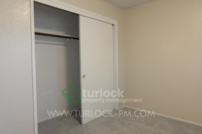 Building Photo - 660 Hillsdale Dr