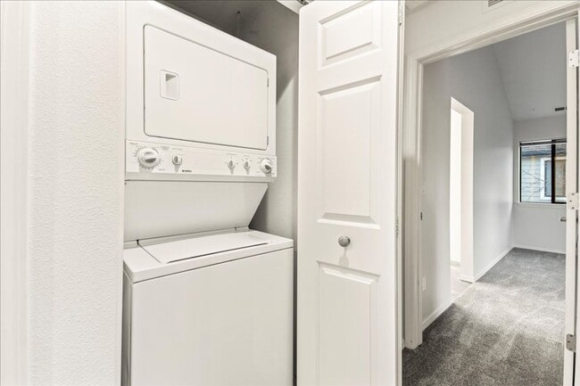 Building Photo - 2-bedroom 2-bathroom condo, located steps from the Boise River Greenbelt