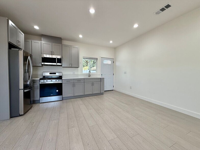 Building Photo - 10723 Rhodesia Ave