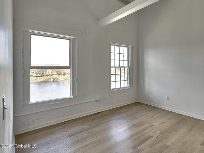 Building Photo - 145 River St
