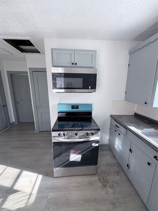 Building Photo - 608 E 4th St