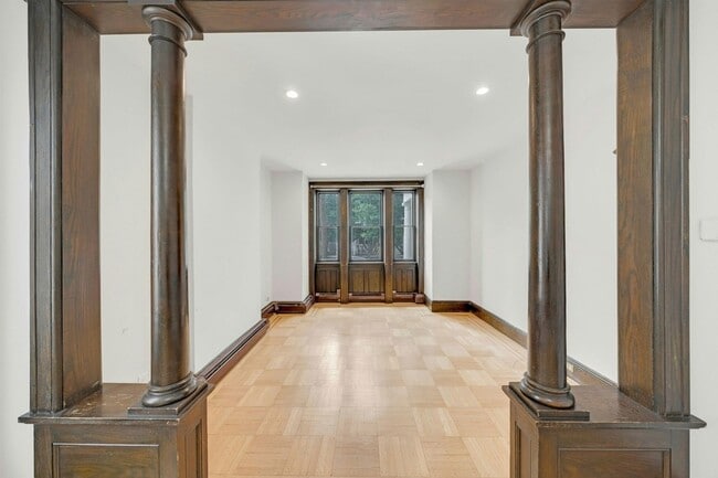 Building Photo - 722 27th St