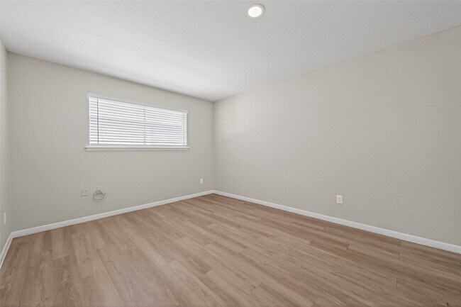 Building Photo - 427 Hollyvale Dr
