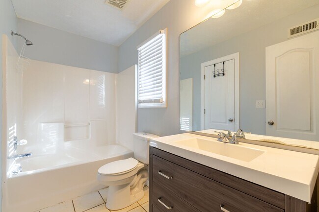 Building Photo - Spacious 5 Bedroom, 3 Bathroom Home in Cov...