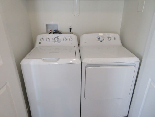 Building Photo - 3 bed, 2 Bath, Twin Home - Newer Construction