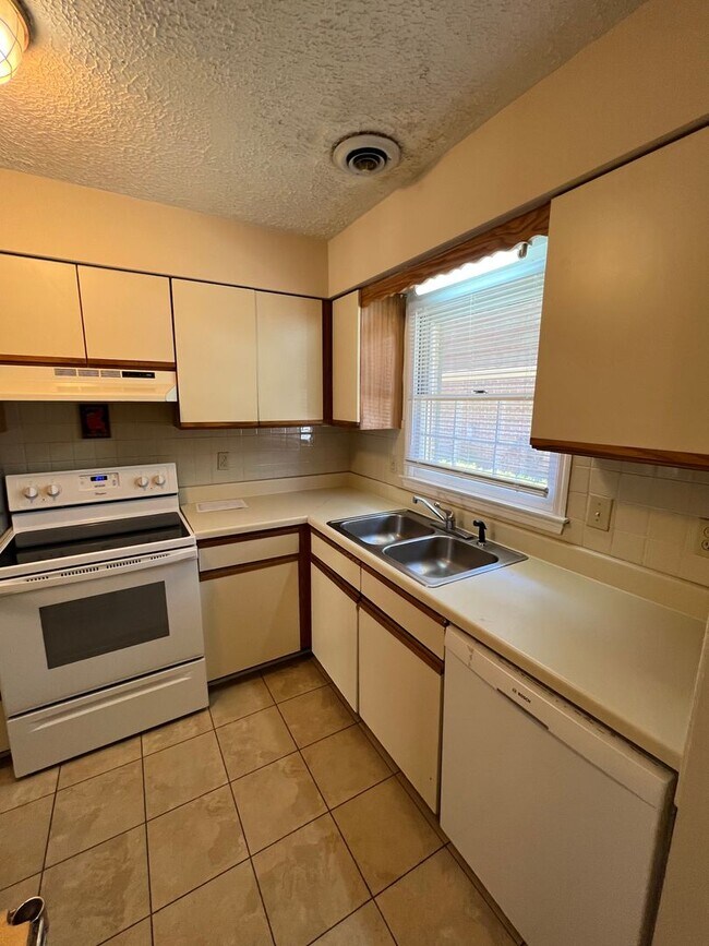 Building Photo - 2 Bedroom/1.5 bathroom townhouse for rent $1,300 month