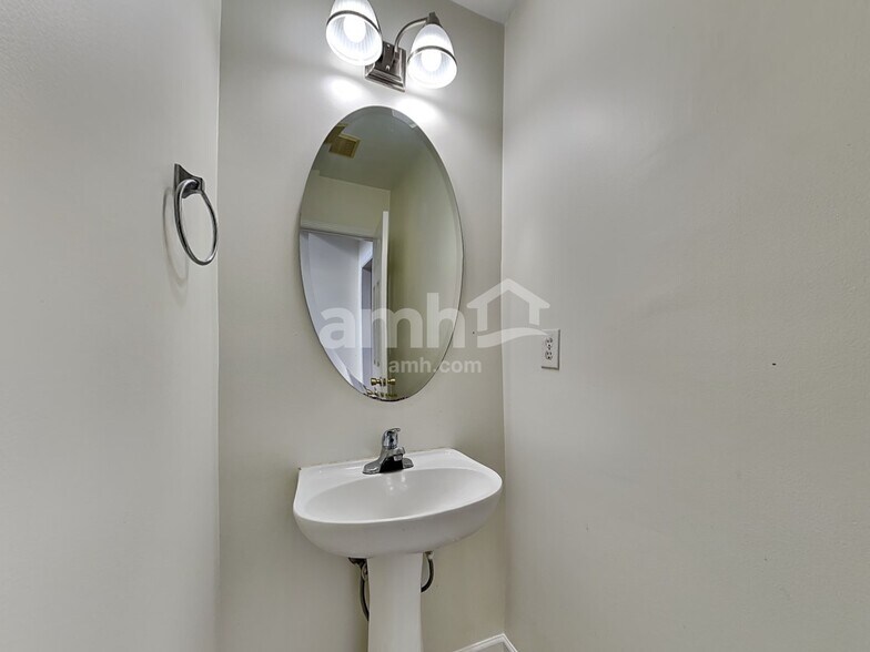 Building Photo - 9117 Hollow Ridge Ln