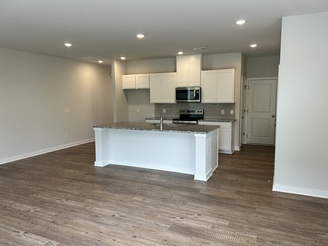 Building Photo - Beautiful end unit townhome, convenient to 400.