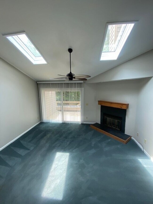 Building Photo - Welcome to this stunning 2-bedroom, 2-bath...