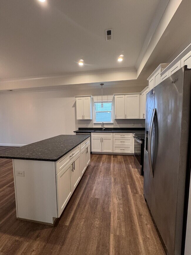 Building Photo - Modern 4-Bed, 3.5-Bath Home in Travelers R...