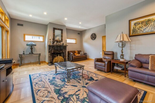 Building Photo - 196-15 Como Ave