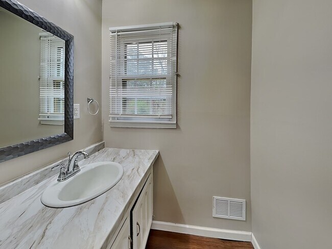 Building Photo - 1431 Lantana Dr