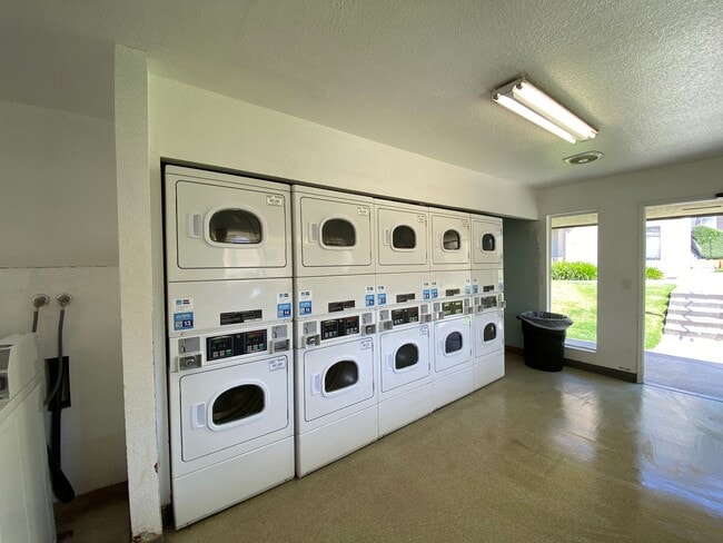 Building Photo - 2 Bedroom Condo in Arbor Hills Gated Community