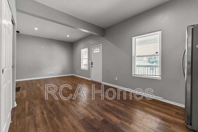 Building Photo - 118 N State Ave