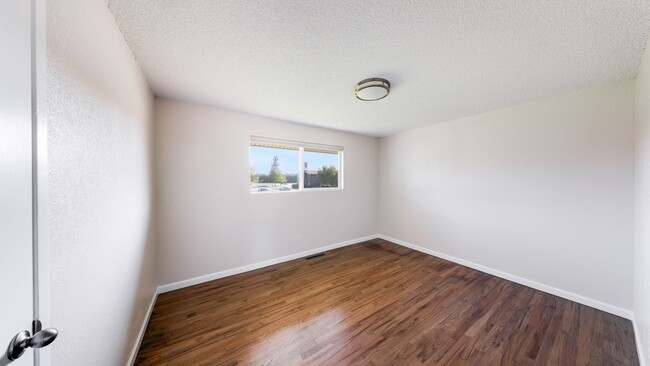 Building Photo - 3 Bed 1 Bath - Hardwood Floors - Pet Frien...