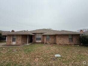 Building Photo - 2 bedroom 2 bathroom Duplex in 76015