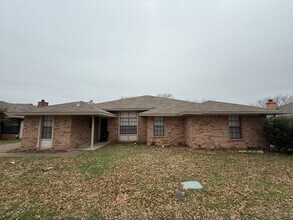 Building Photo - 2 bedroom 2 bathroom Duplex in 76015