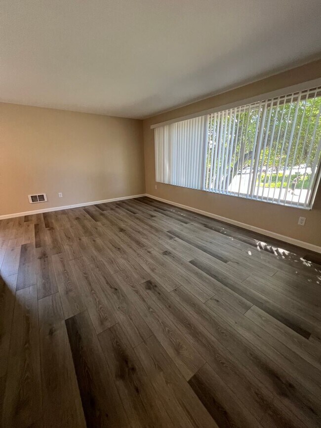 Building Photo - Newly Renovated 1-Bedroom Apartment in the Heart of Everett